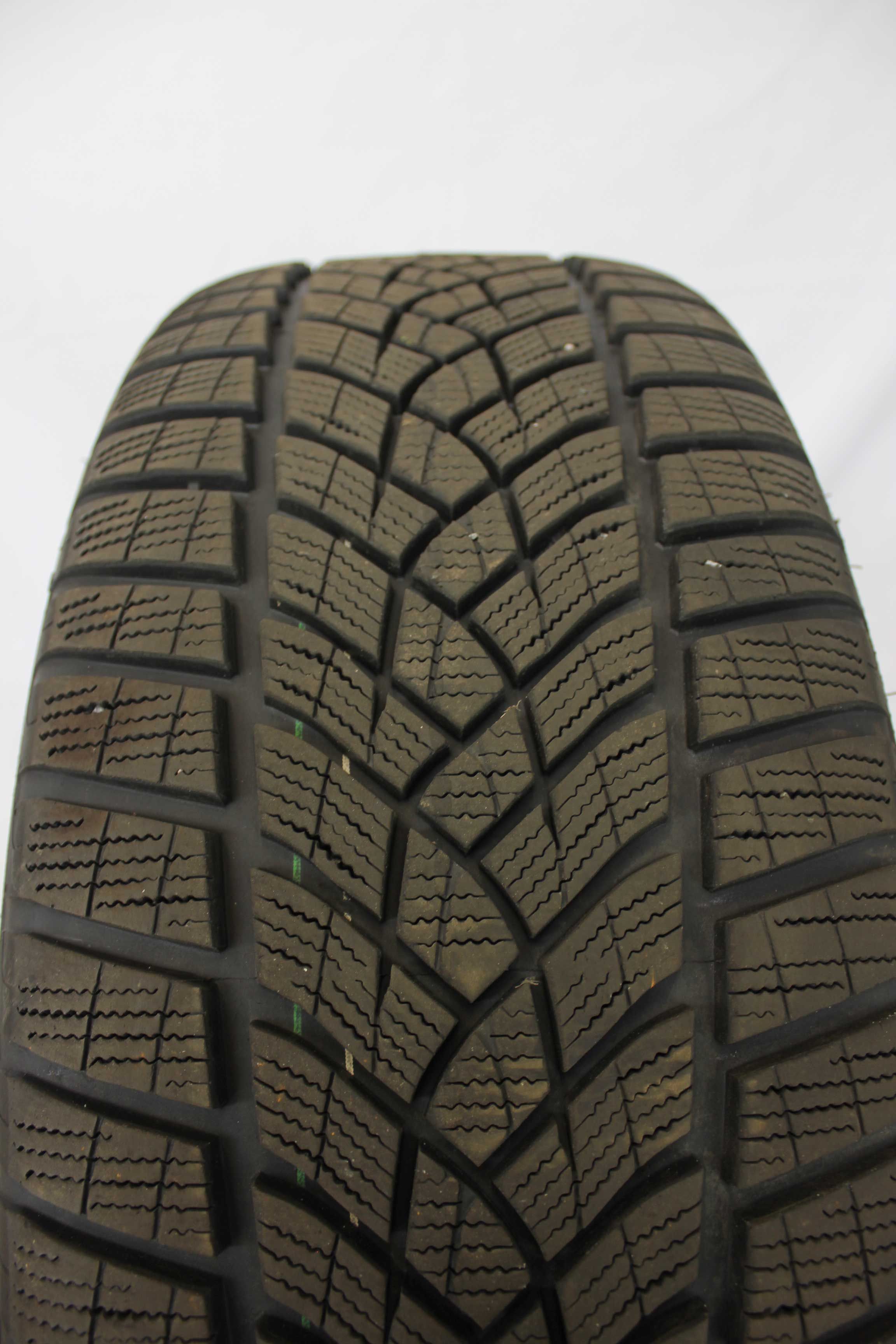 Winterkomplettradsatz-Mercedes-Benz-V-Klasse-A447-Alufelge-19Zoll-A4474015100-Winterreifen-Goodyear-UltraGrip-Performance-245-45-R19-102V-XL-22 Winterkomplettradsatz-Mercedes-Benz-V-Klasse-A447-Alufelge-19Zoll-A4474015100-Winterreifen-Goodyear-UltraGrip-Performance-245-45-R19-102V-XL-22