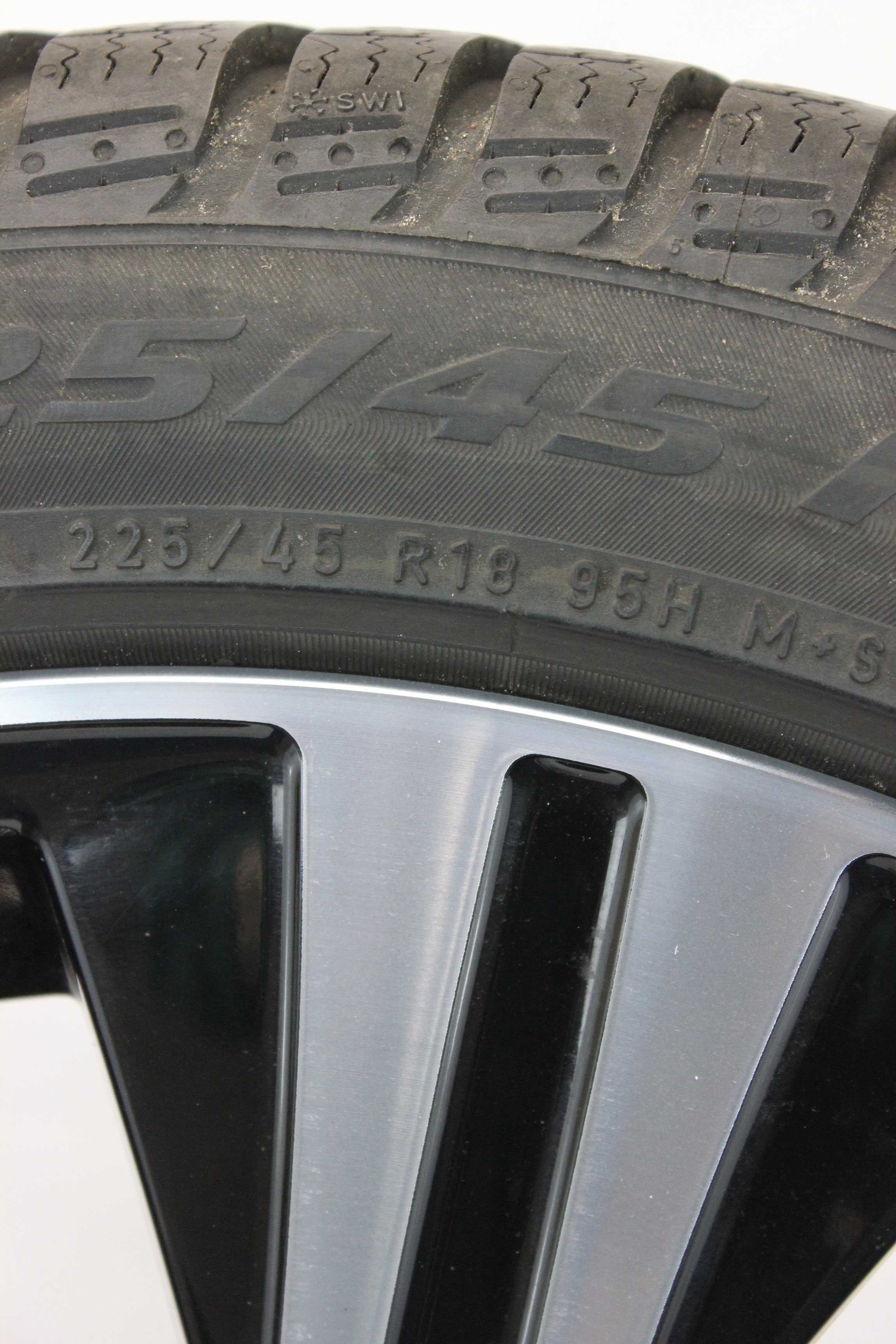 Winterkomplettradsatz-Mercedes-Benz-A-Klasse-A177-Alulfelge-18Zoll-A1774013300-Winterreifen-Pirelli-Winter-Sottozero3-225-45-R18-95H-4_(1)