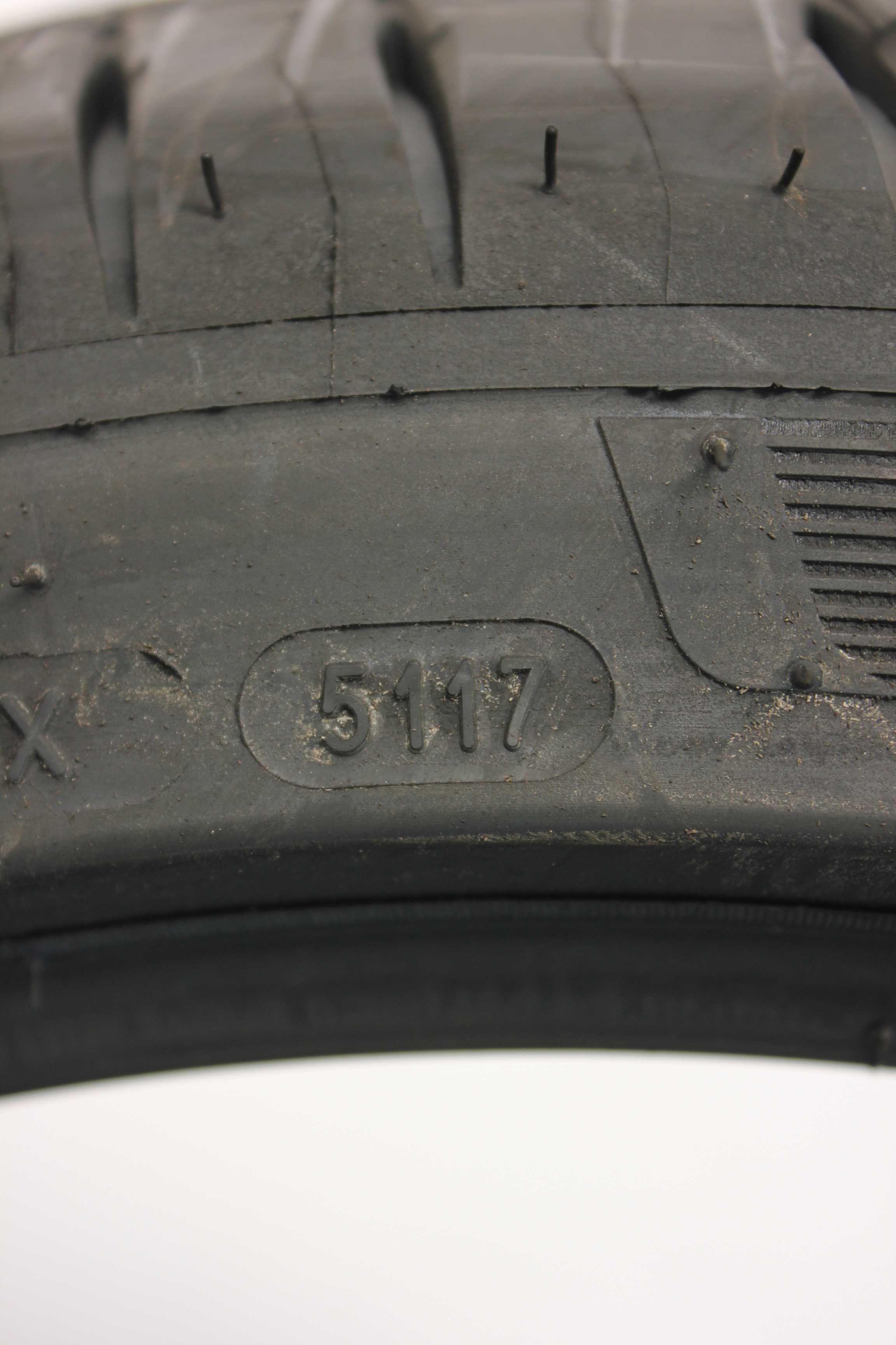 Sommerreifen-Michelin-PilotSport4-225-40-R19-93Y-XL-4_(1)