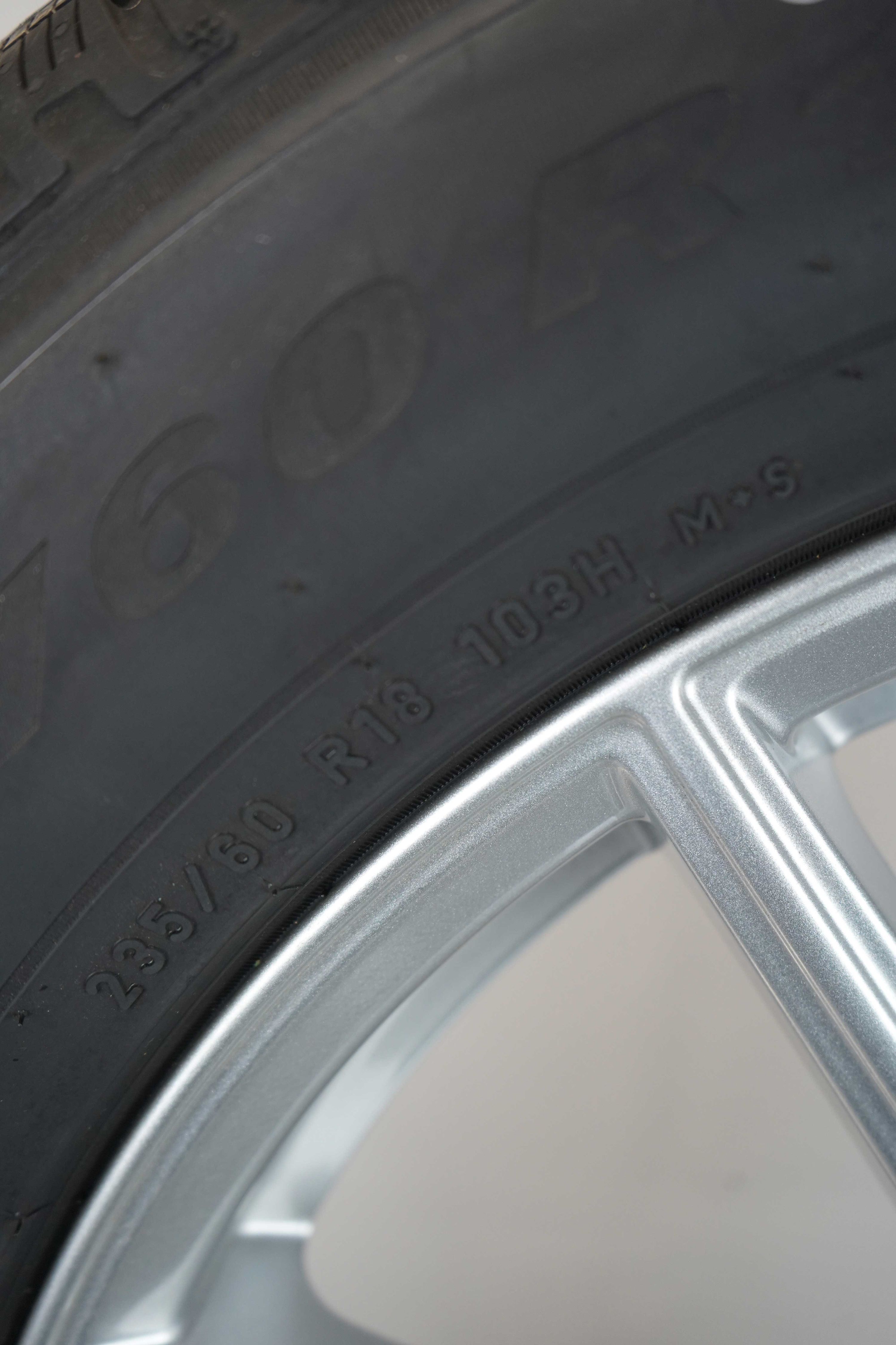 Winterkomplettradsatz-Mercedes-Benz-GLE-A167-Winterreifen-Pirelli-ScorpionWinter-235-60-R18-103H-2