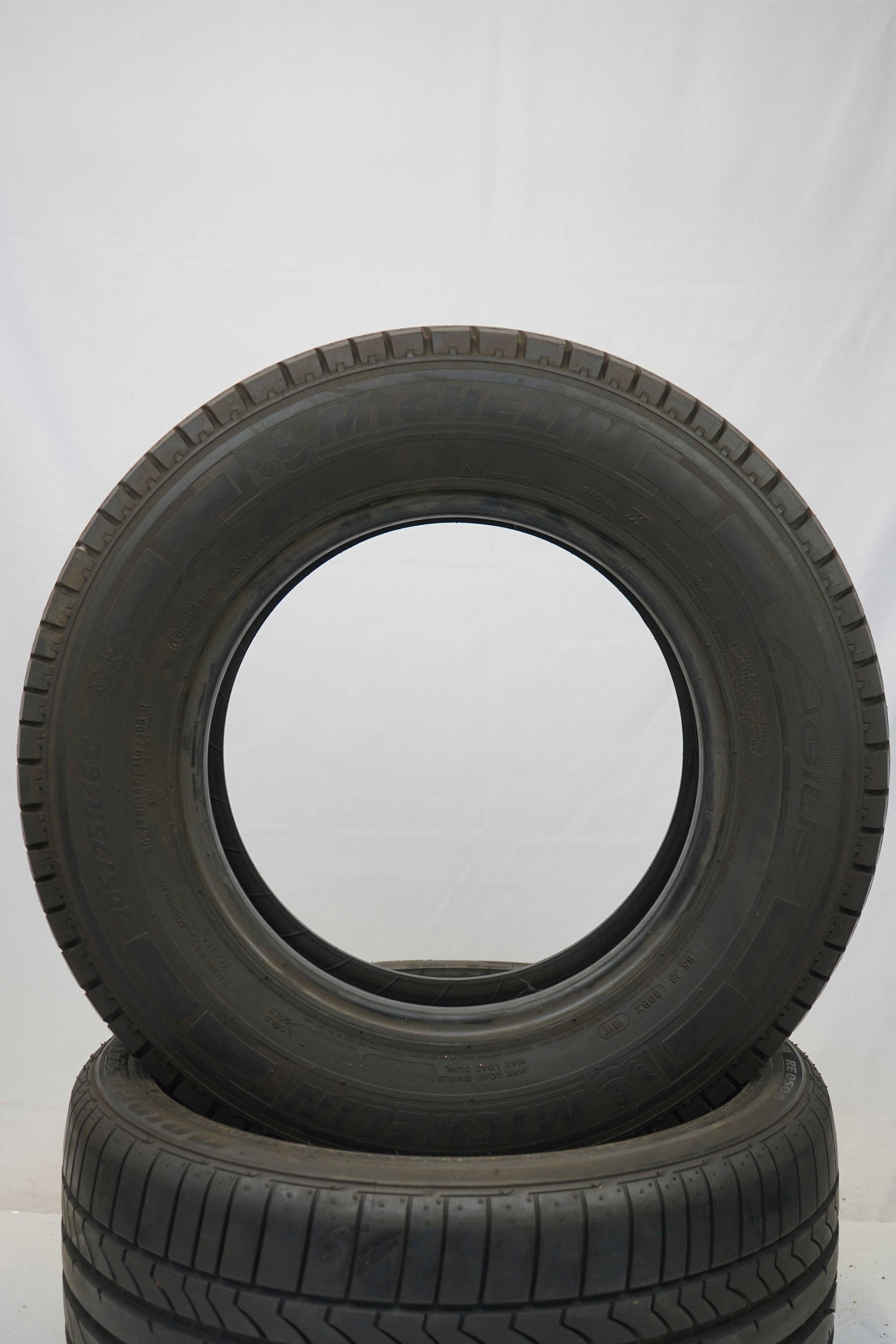 Sommerreifen-Michelin-Agilis-205-75-R16C-110-108R_(1)