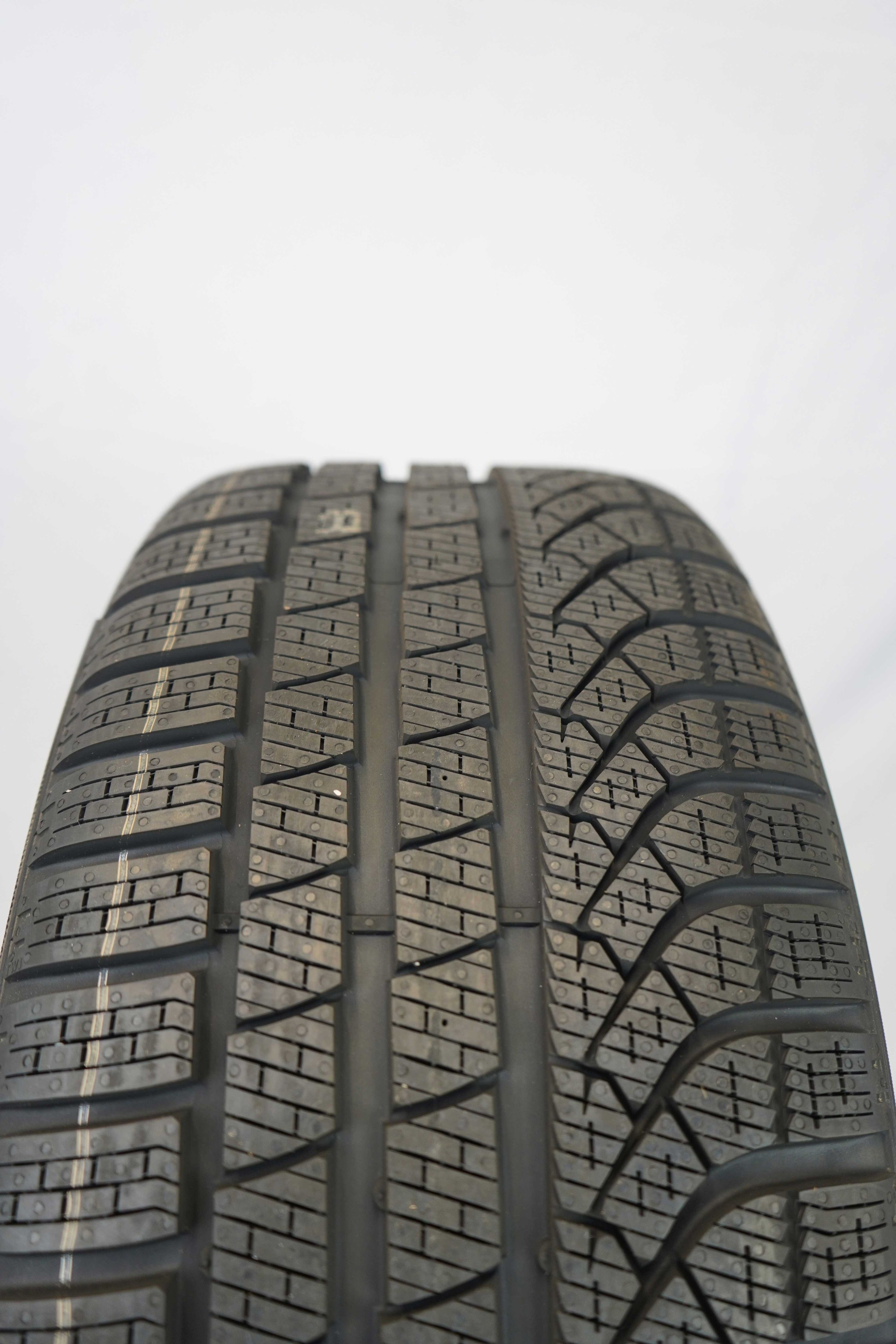 Winterkomplettradsatz-Mercedes-Benz-A177-A-Klasse-A1774012300-Alufelge-Winterreifen-Pirelli-PZEROWinter-245-35-R19-93V-12