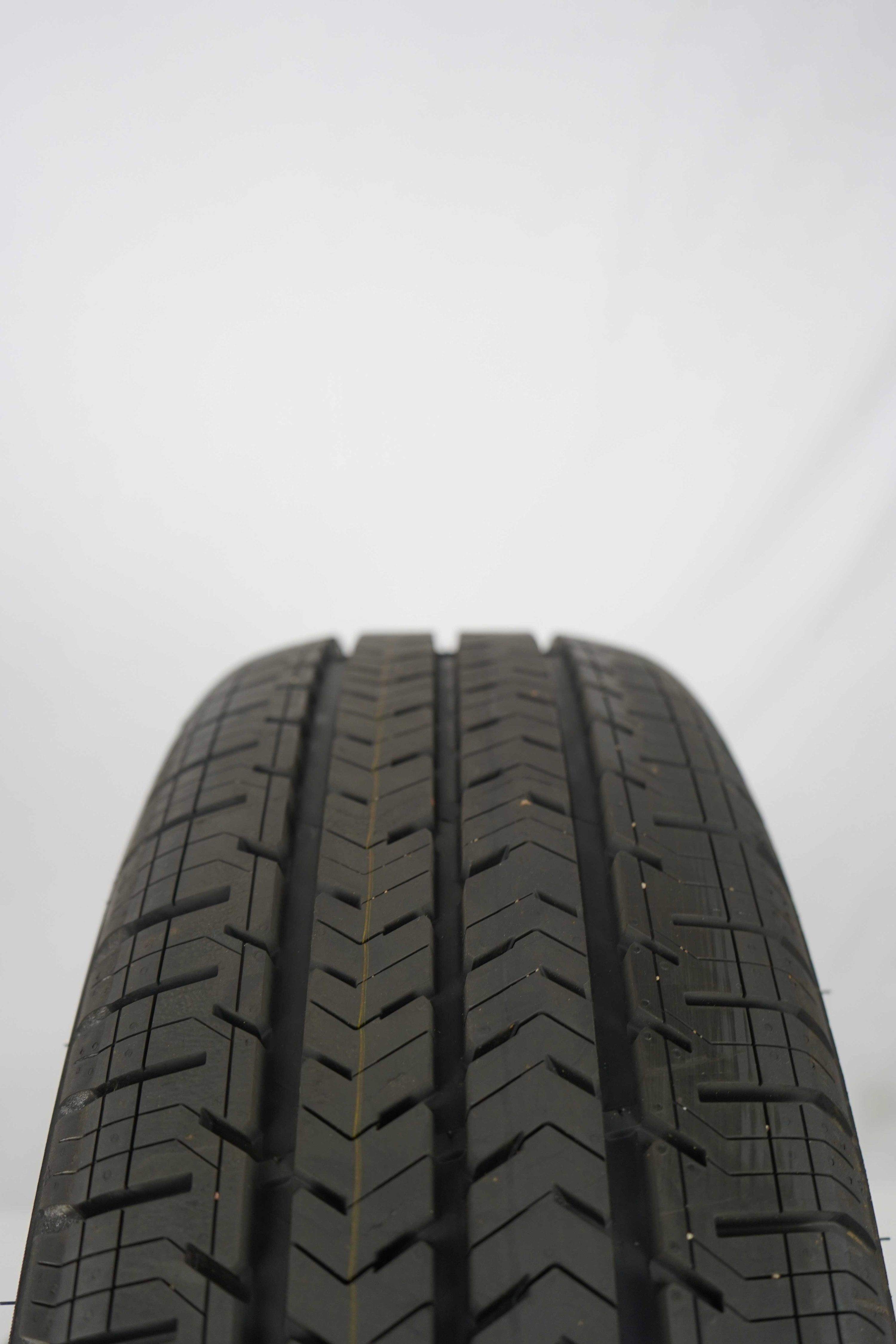 Sommerreifen-Michelin-Agilis-215-60-R17C-104-102H-4_(3)