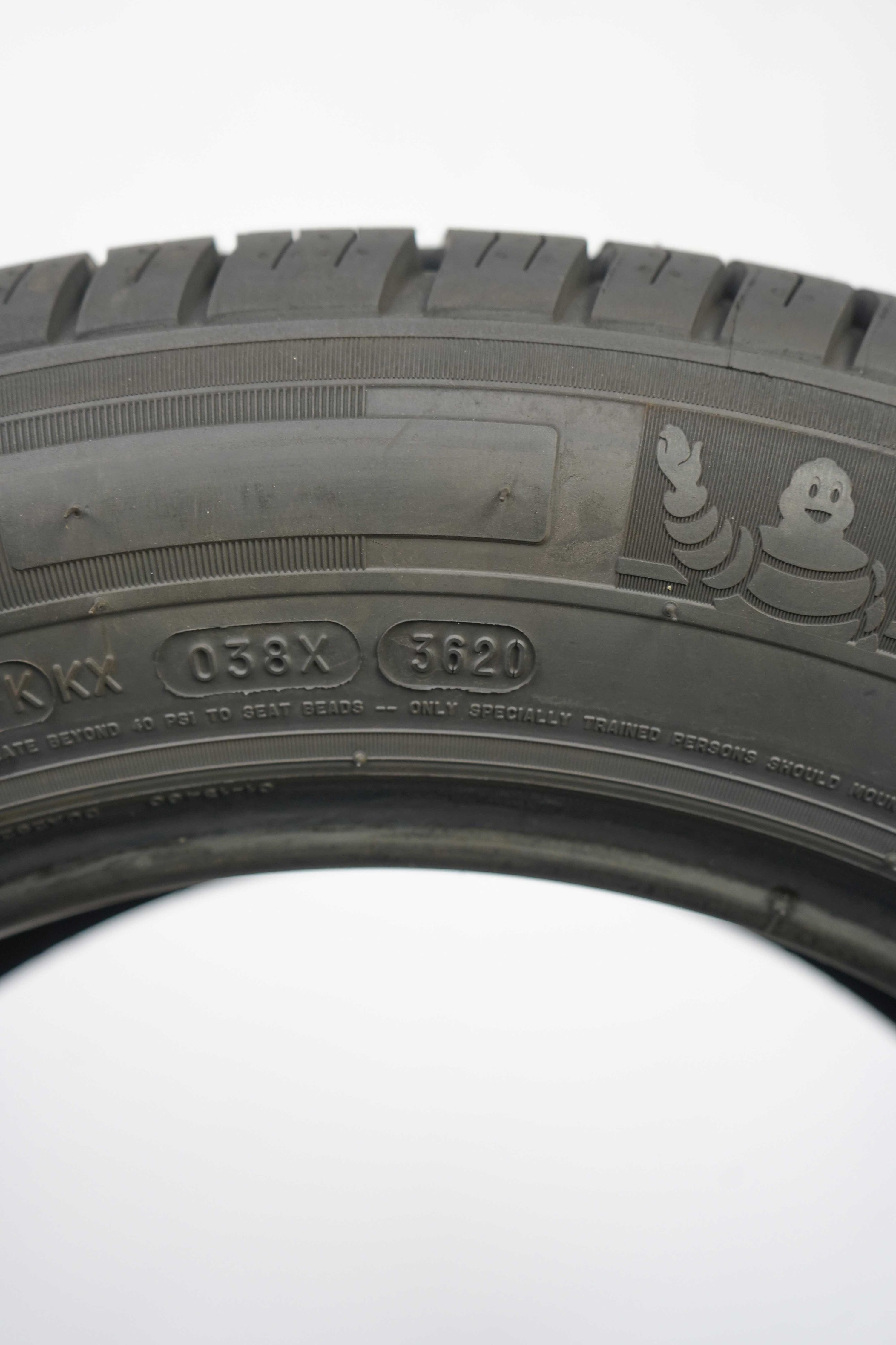 Sommerreifen-Michelin-Agilis-215-60-R17C-104-102H-4_(1)