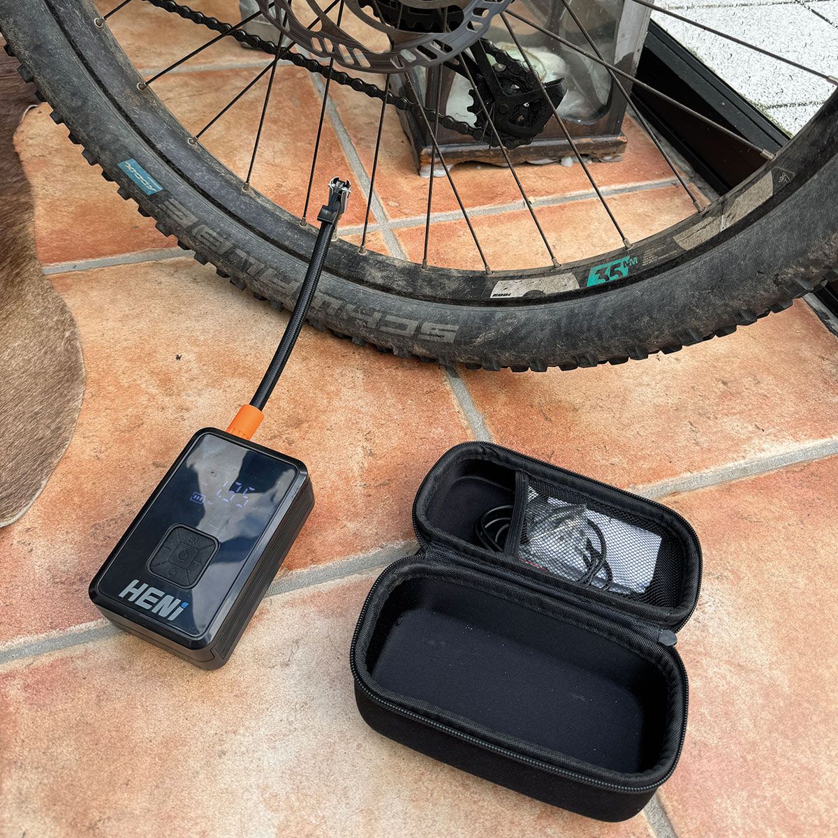 ZQ41100_HENI_Akku-Luftpumpe_rosier-onlineshop7 ZQ41100_HENI_Akku-Luftpumpe_rosier-onlineshop7