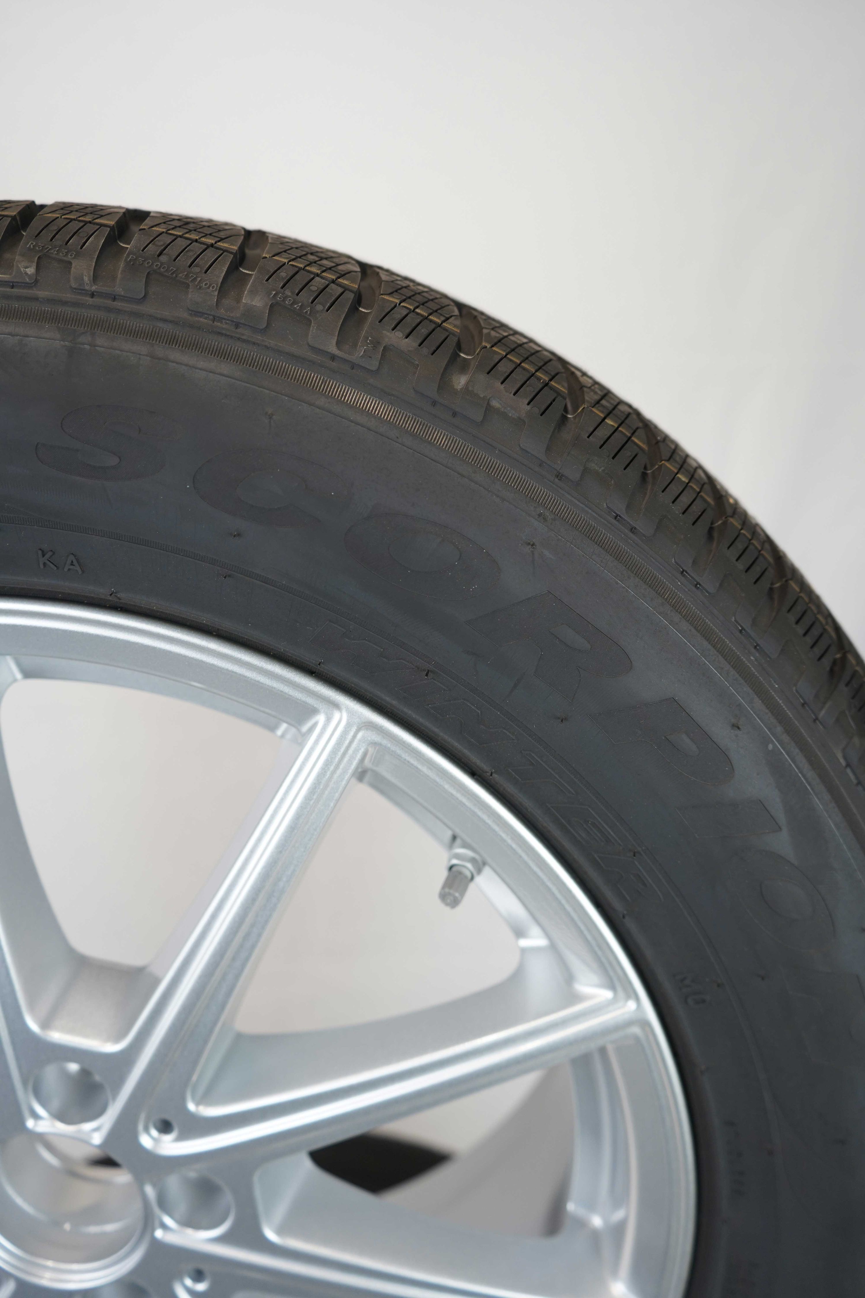 Winterkomplettradsatz-Mercedes-Benz-GLE-A167-Winterreifen-Pirelli-ScorpionWinter-235-60-R18-103H-3