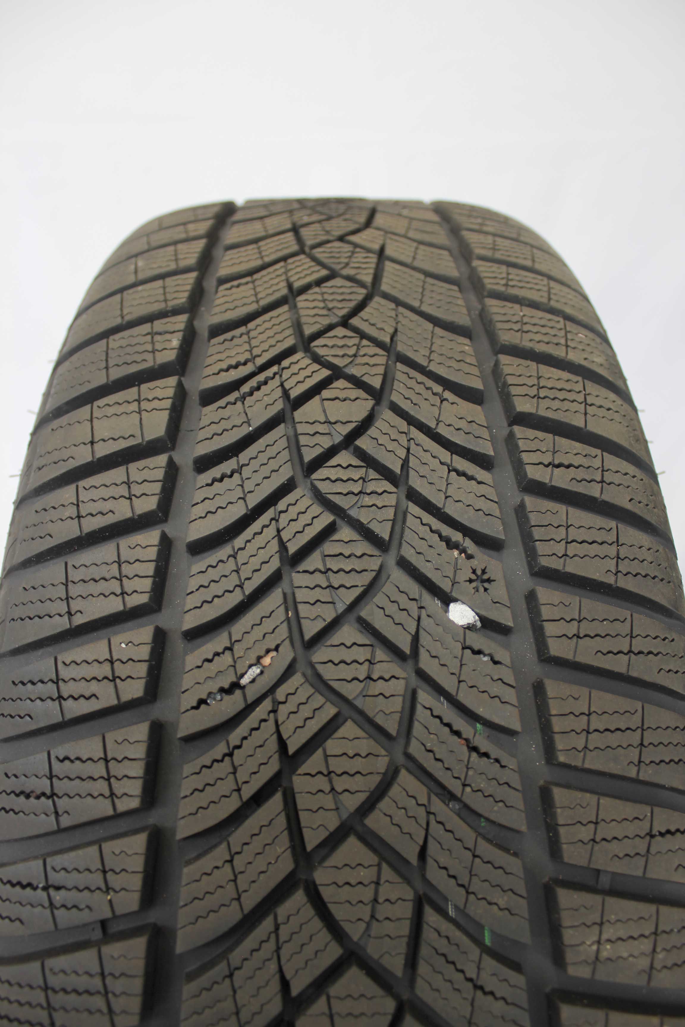 Winterkomplettradsatz-Mercedes-Benz-V-Klasse-A447-Alufelge-19Zoll-A4474015100-Winterreifen-Goodyear-UltraGrip-Performance-245-45-R19-102V-XL-10 Winterkomplettradsatz-Mercedes-Benz-V-Klasse-A447-Alufelge-19Zoll-A4474015100-Winterreifen-Goodyear-UltraGrip-Performance-245-45-R19-102V-XL-10