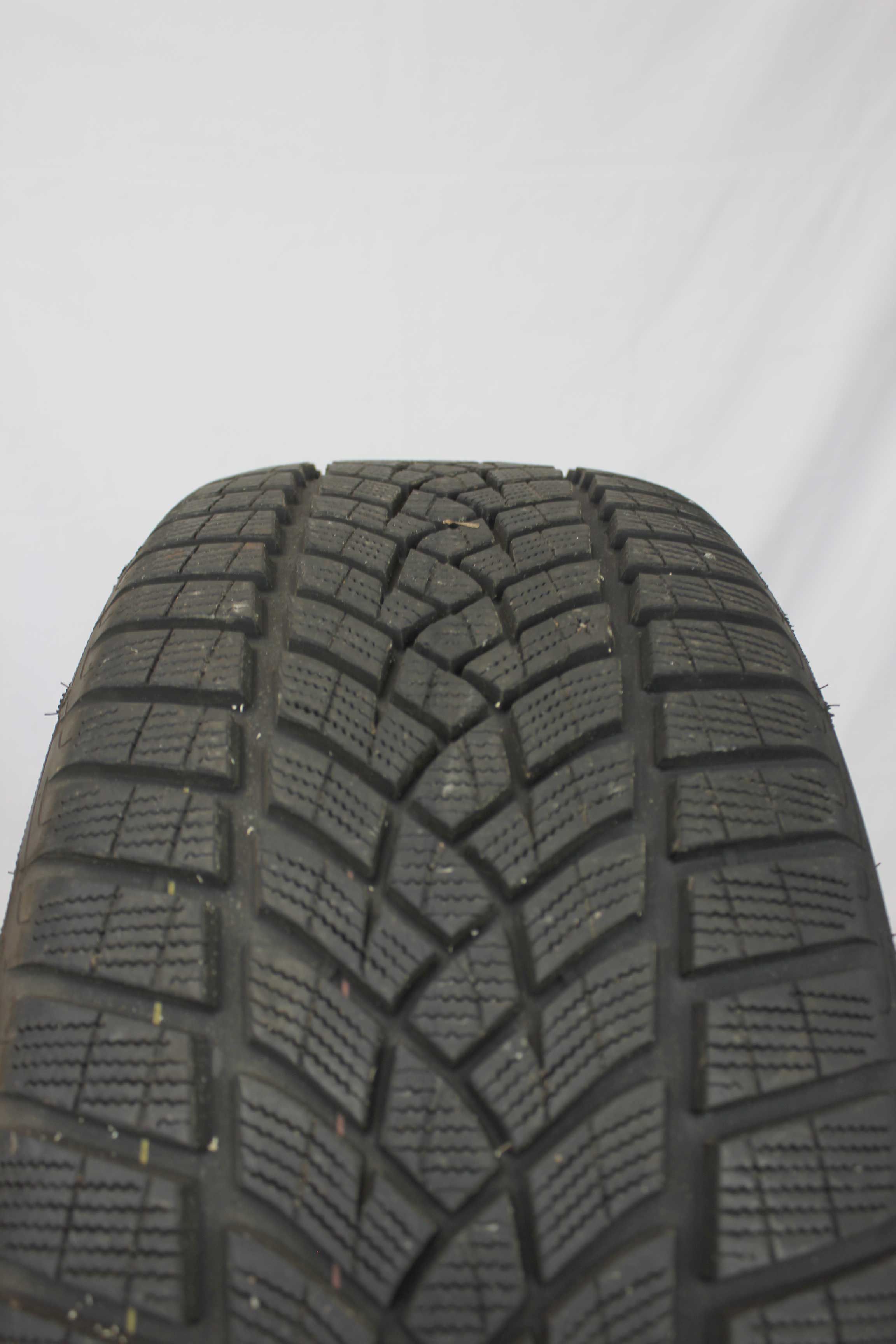 Winterreifen-Googyear-UltraGripPerformance+-255-45-R20-105V-4_(1)