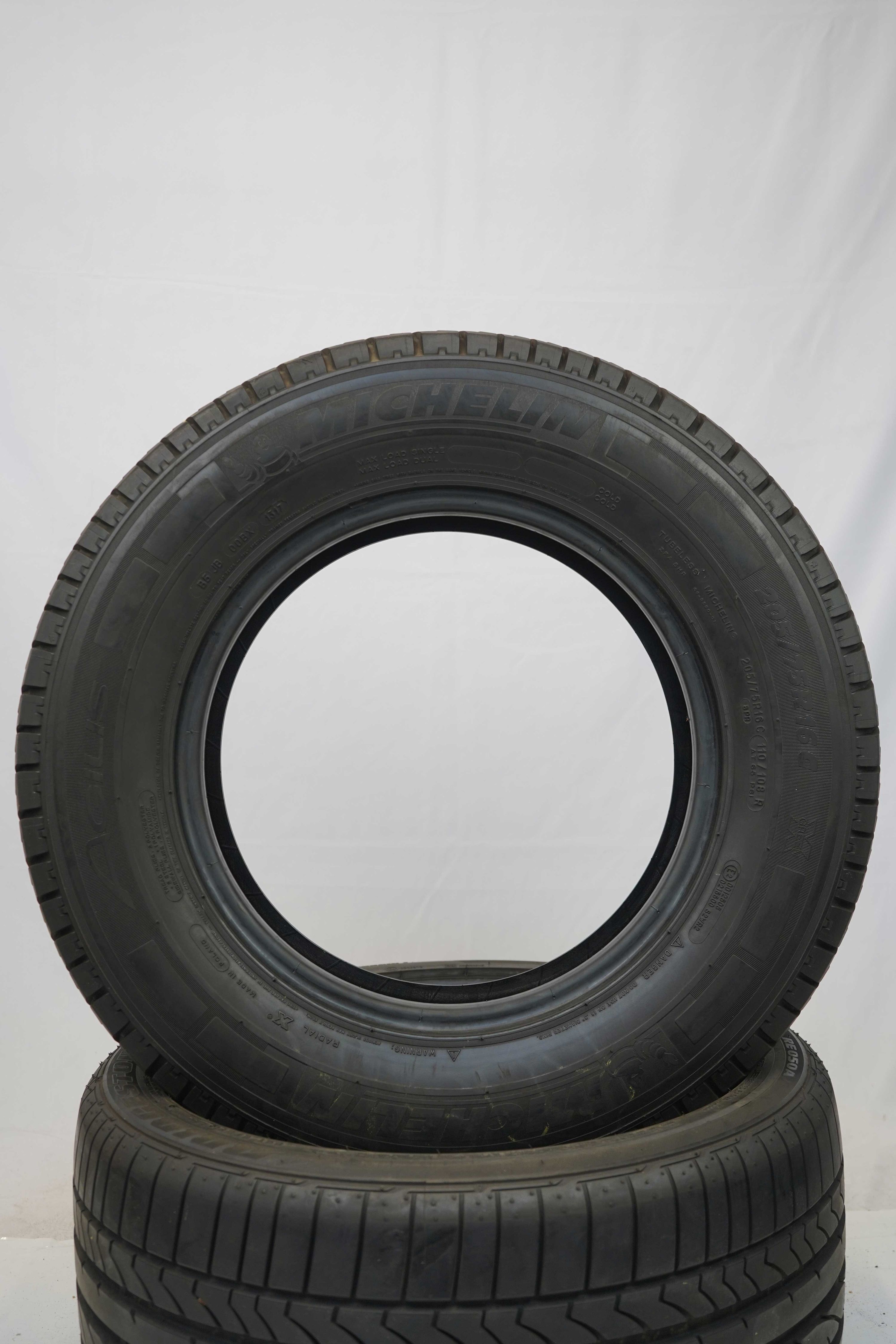 Sommerreifen-Michelin-Agilis-205-75-R16C-110-108R Sommerreifen-Michelin-Agilis-205-75-R16C-110-108R