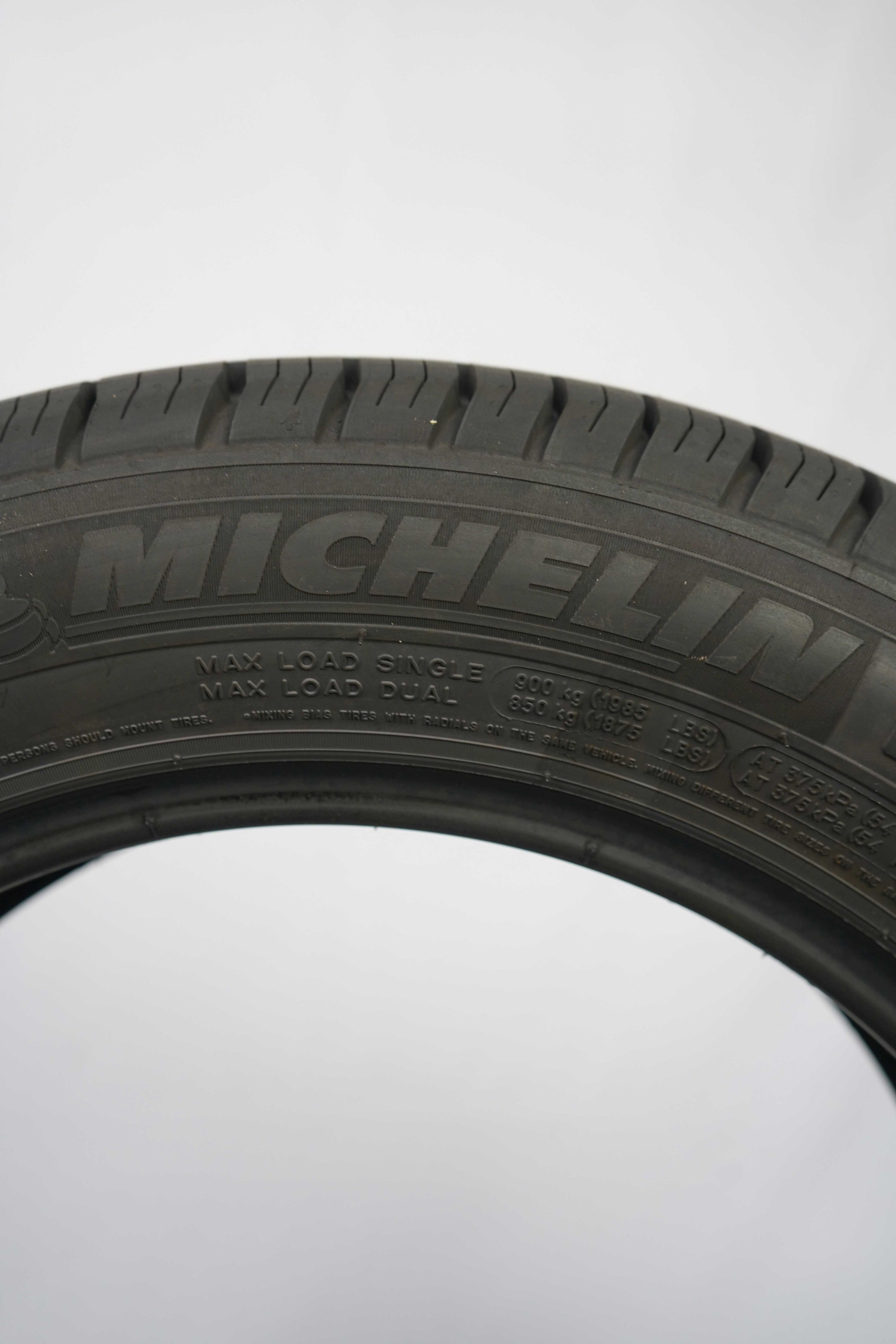 Sommerreifen-Michelin-Agilis-215-60-R17C-104-102H-1
