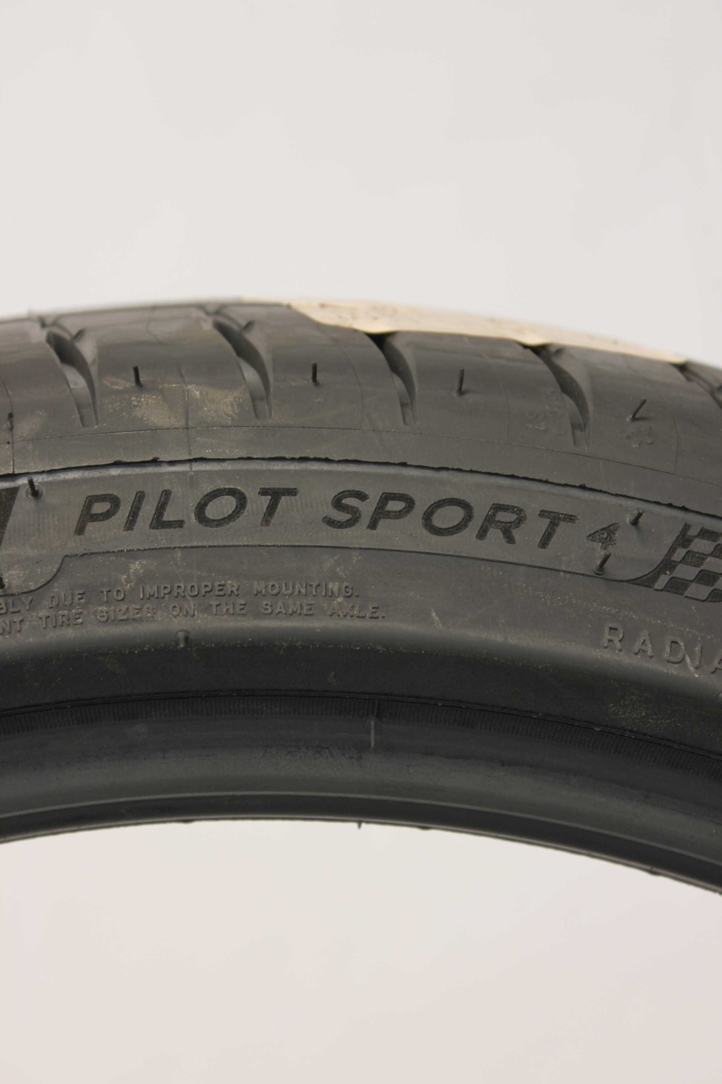 Sommerreifen-Michelin-PilotSport4-225-40-R19-93Y-XL-2_(3)