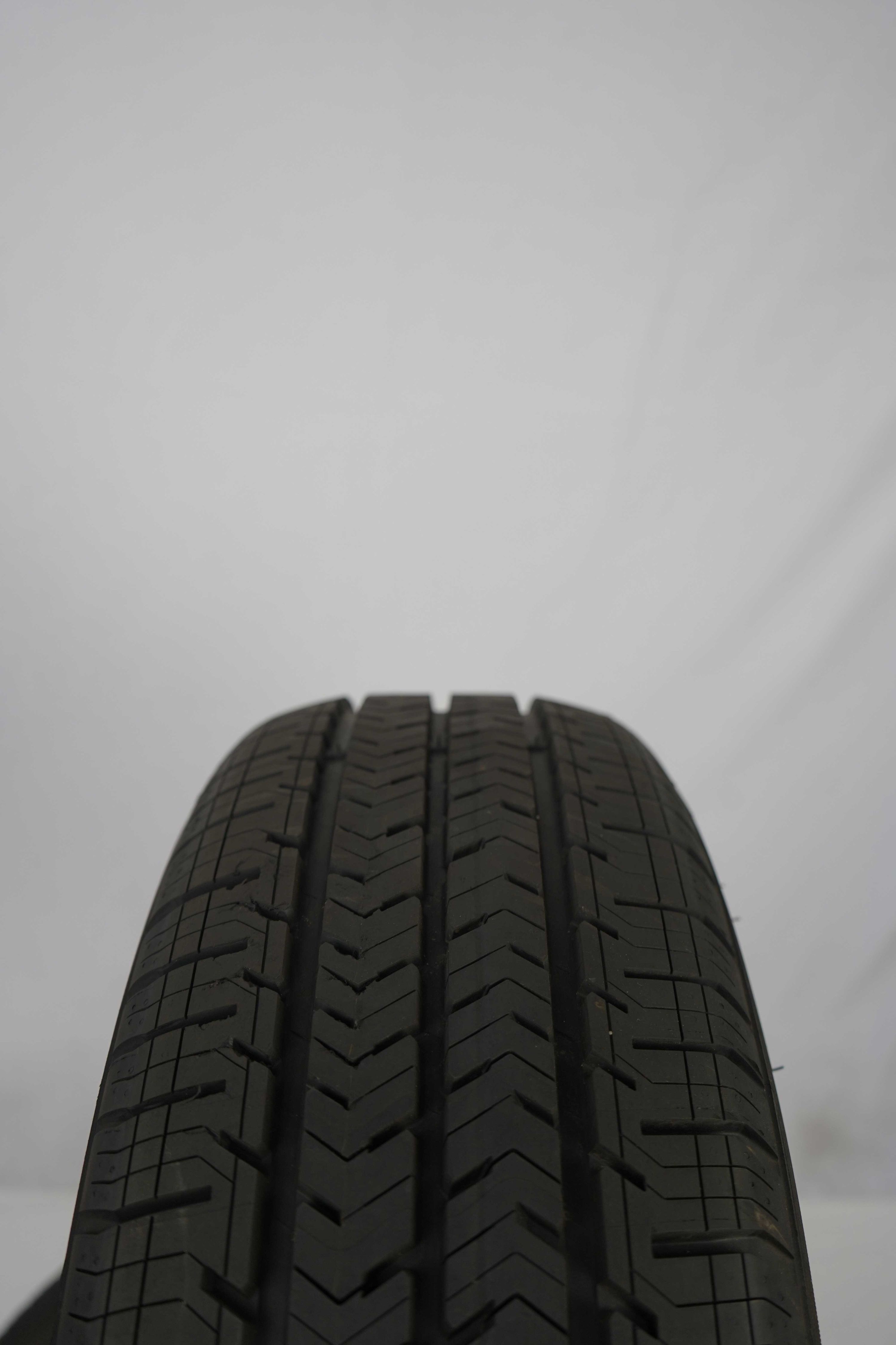 Sommerreifen-Michelin-Agilis-215-60-R17C-104-102H-5_(1)