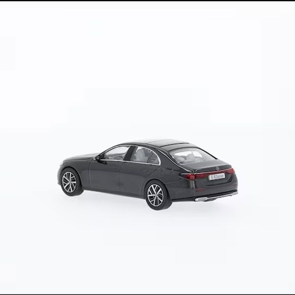 B66961116_mercedes-benz_E-Klasse_modellauto_1-43_4