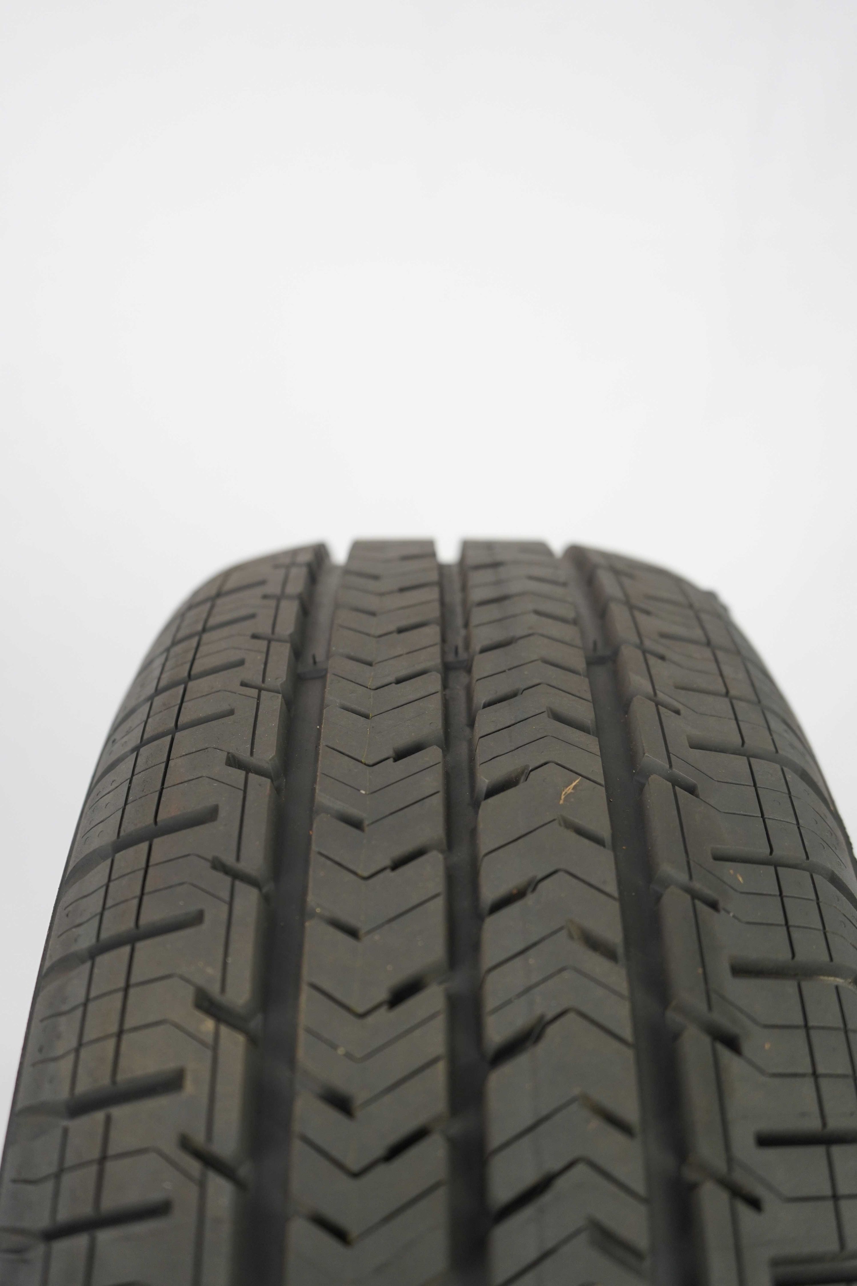 Sommerreifen-Michelin-Agilis-215-60-R17C-104-102H-5_(2)