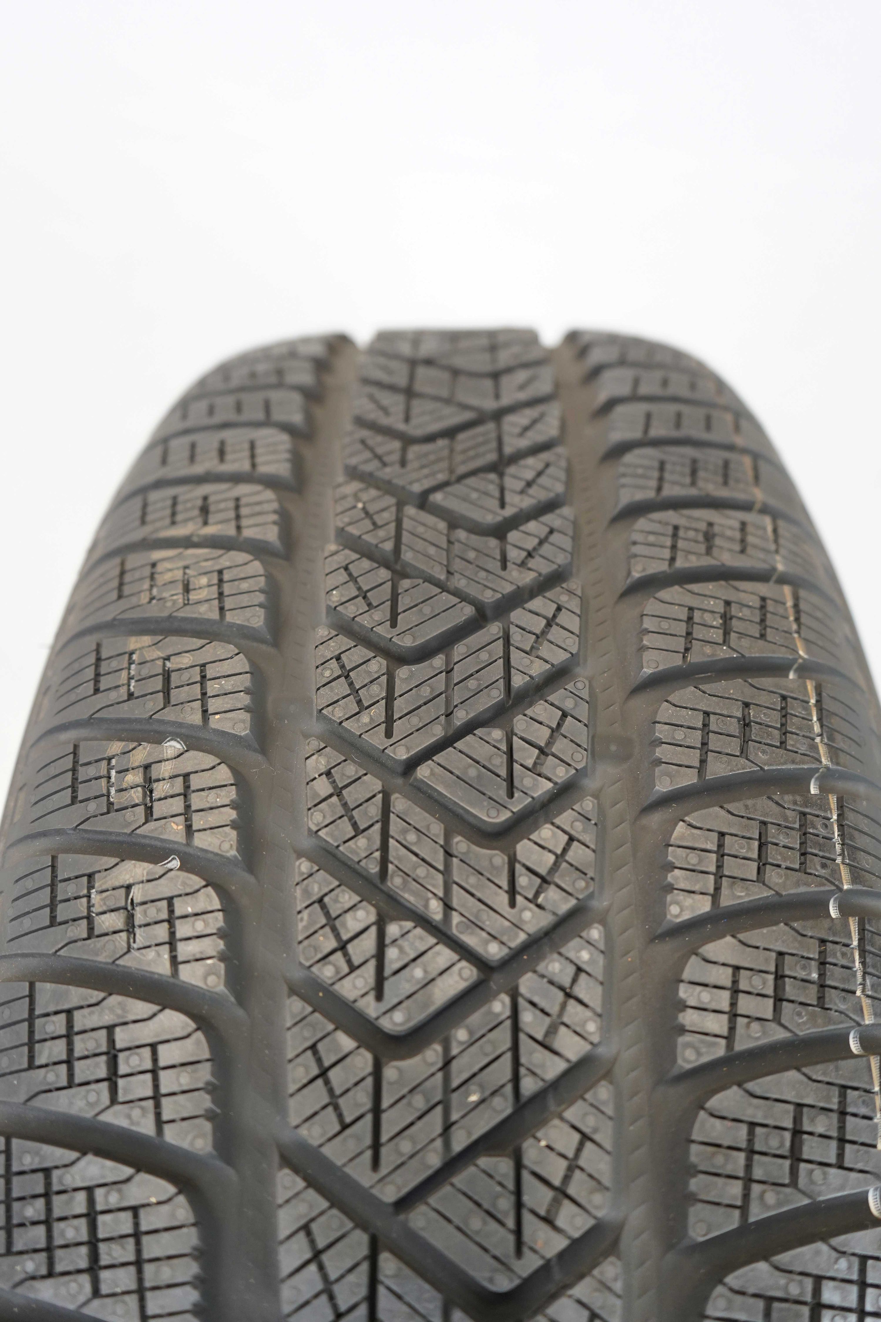 Winterkomplettradsatz-Mercedes-Benz-GLE-A167-Winterreifen-Pirelli-ScorpionWinter-235-60-R18-103H-13