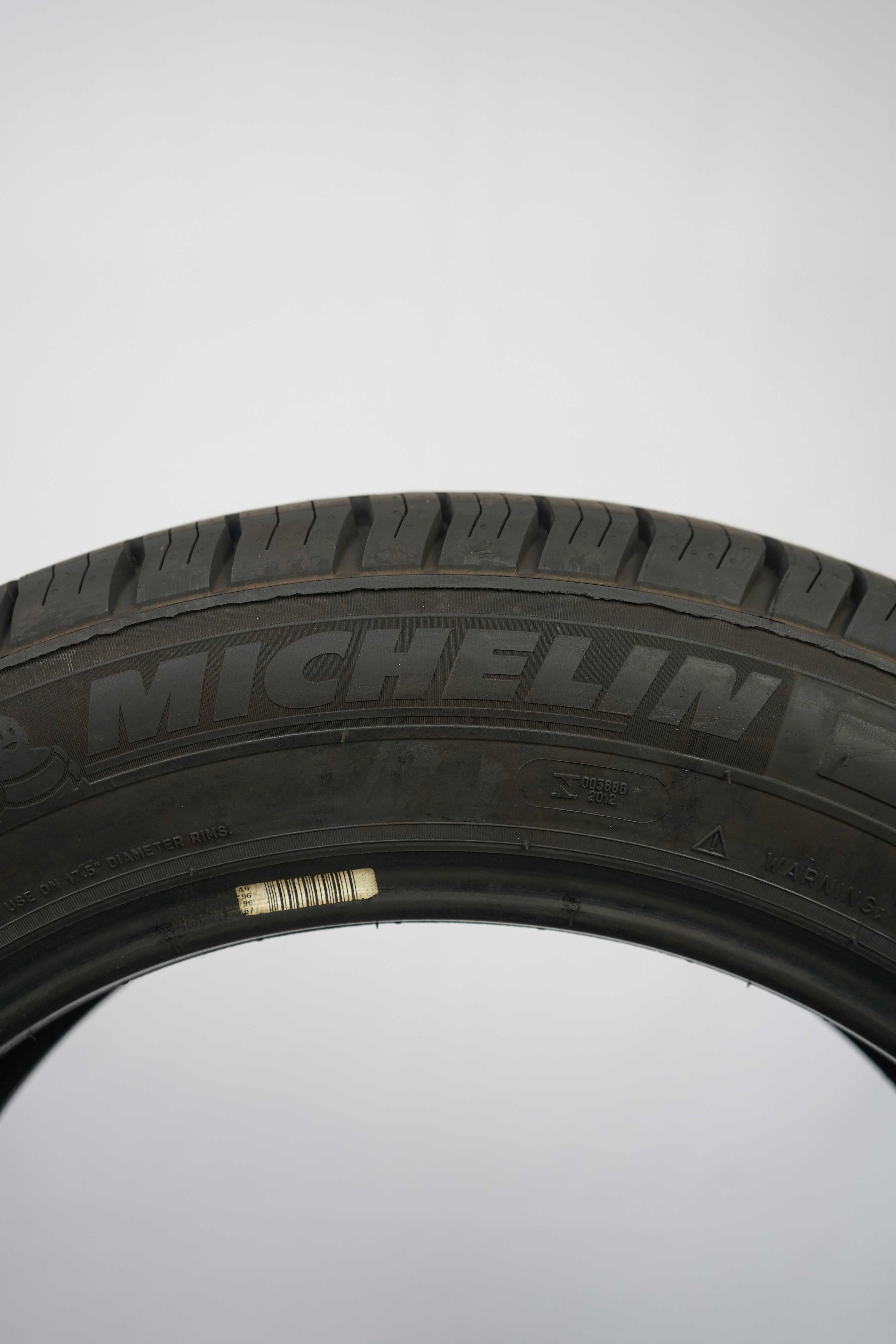 Sommerreifen-Michelin-Agilis-215-60-R17C-104-102H-1_(1)