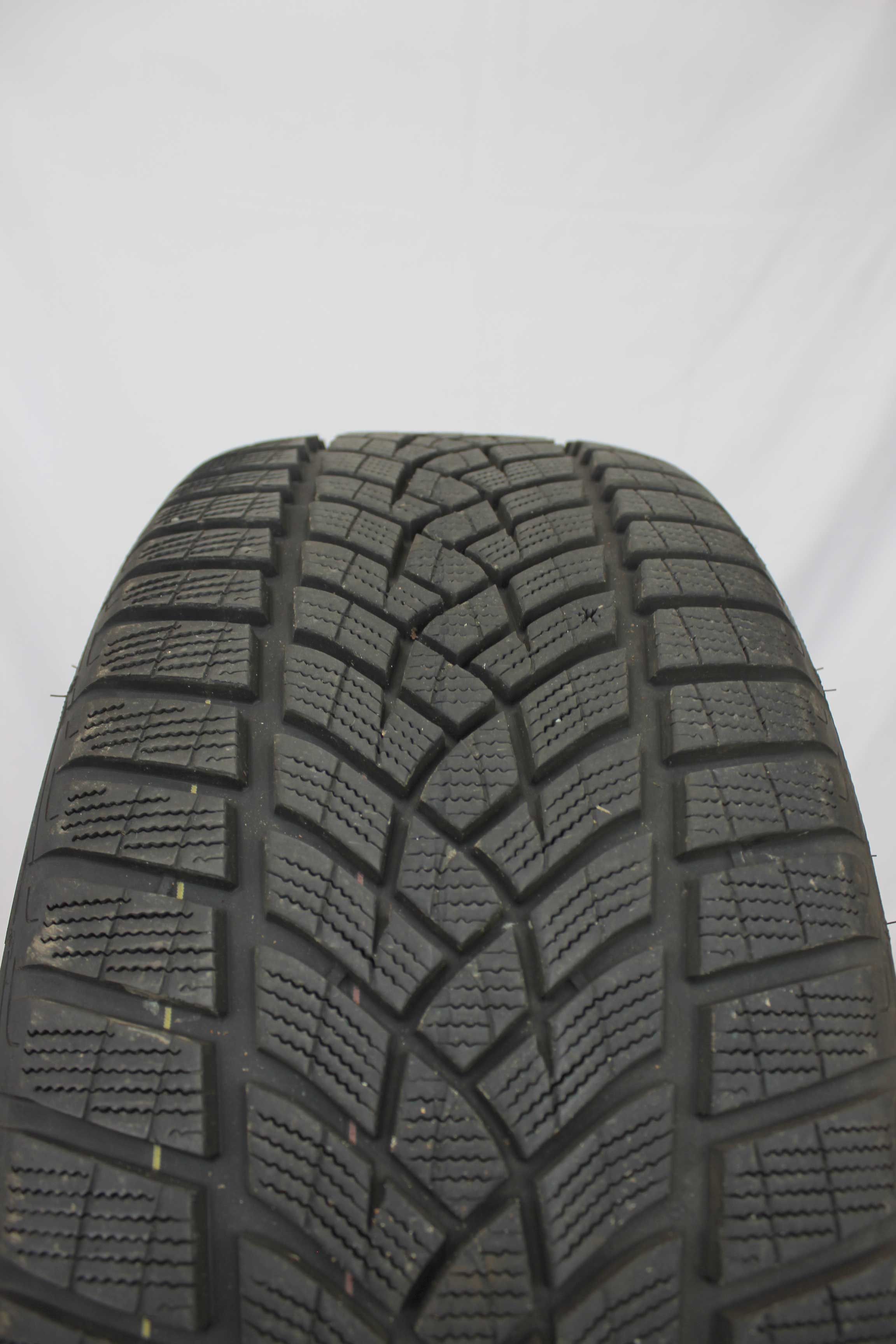 Winterreifen-Googyear-UltraGripPerformance+-255-45-R20-105V-4