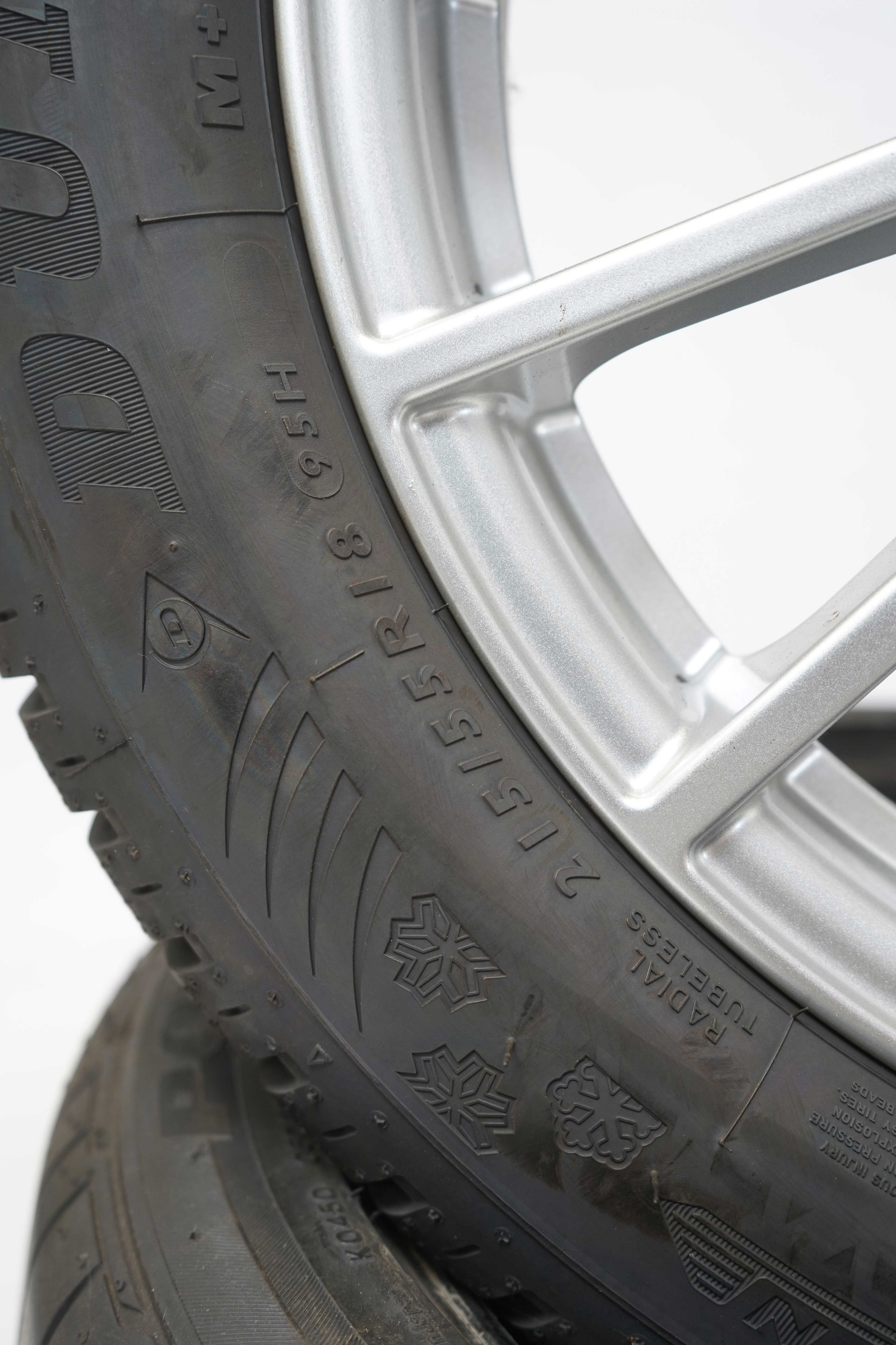 Winterkomplettradsatz-gebraucht-Mercedes-Benz-A156-GLA-A1564011900-1