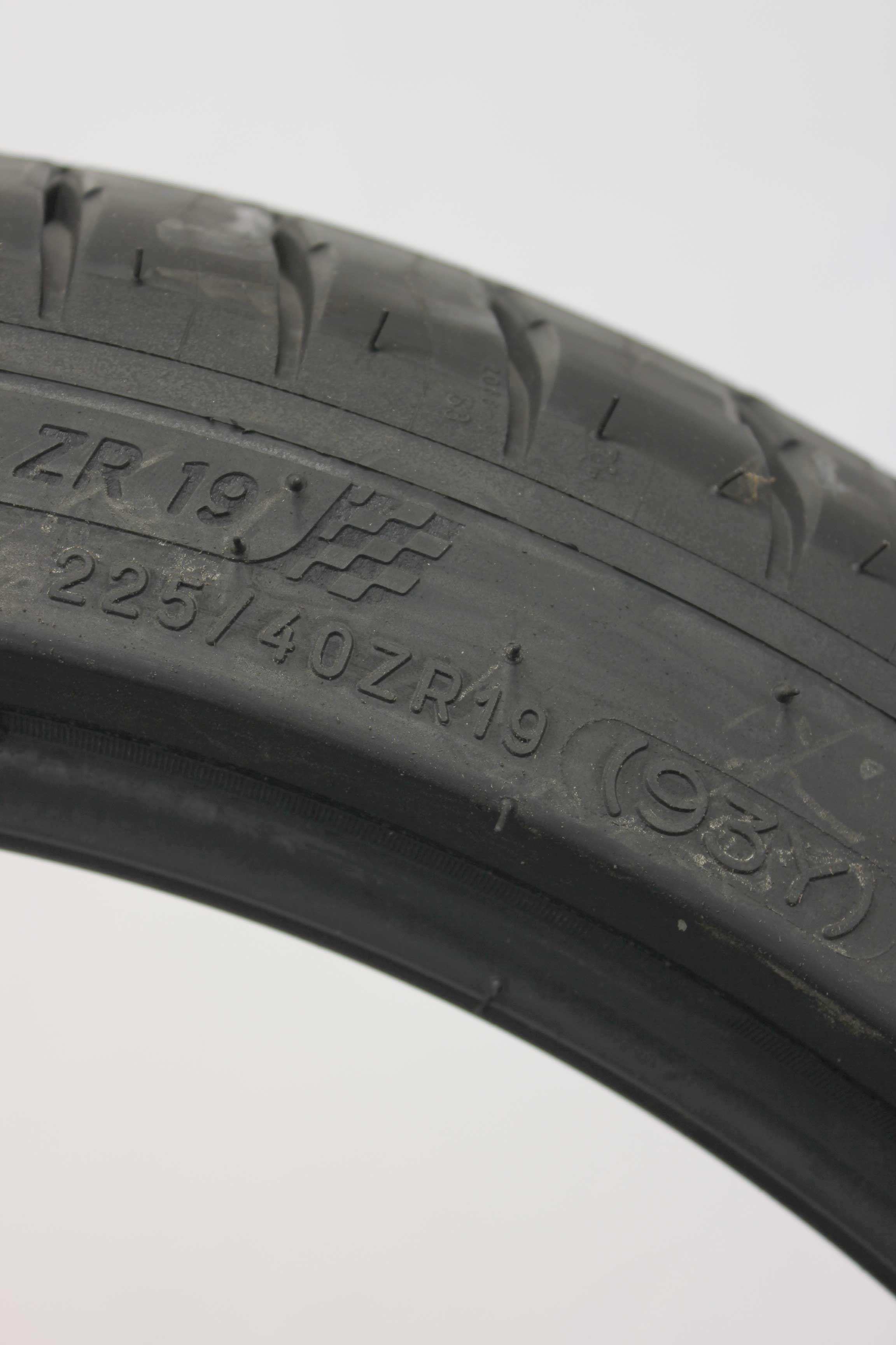 Sommerreifen-Michelin-PilotSport4-225-40-R19-93Y-XL-3_(1)