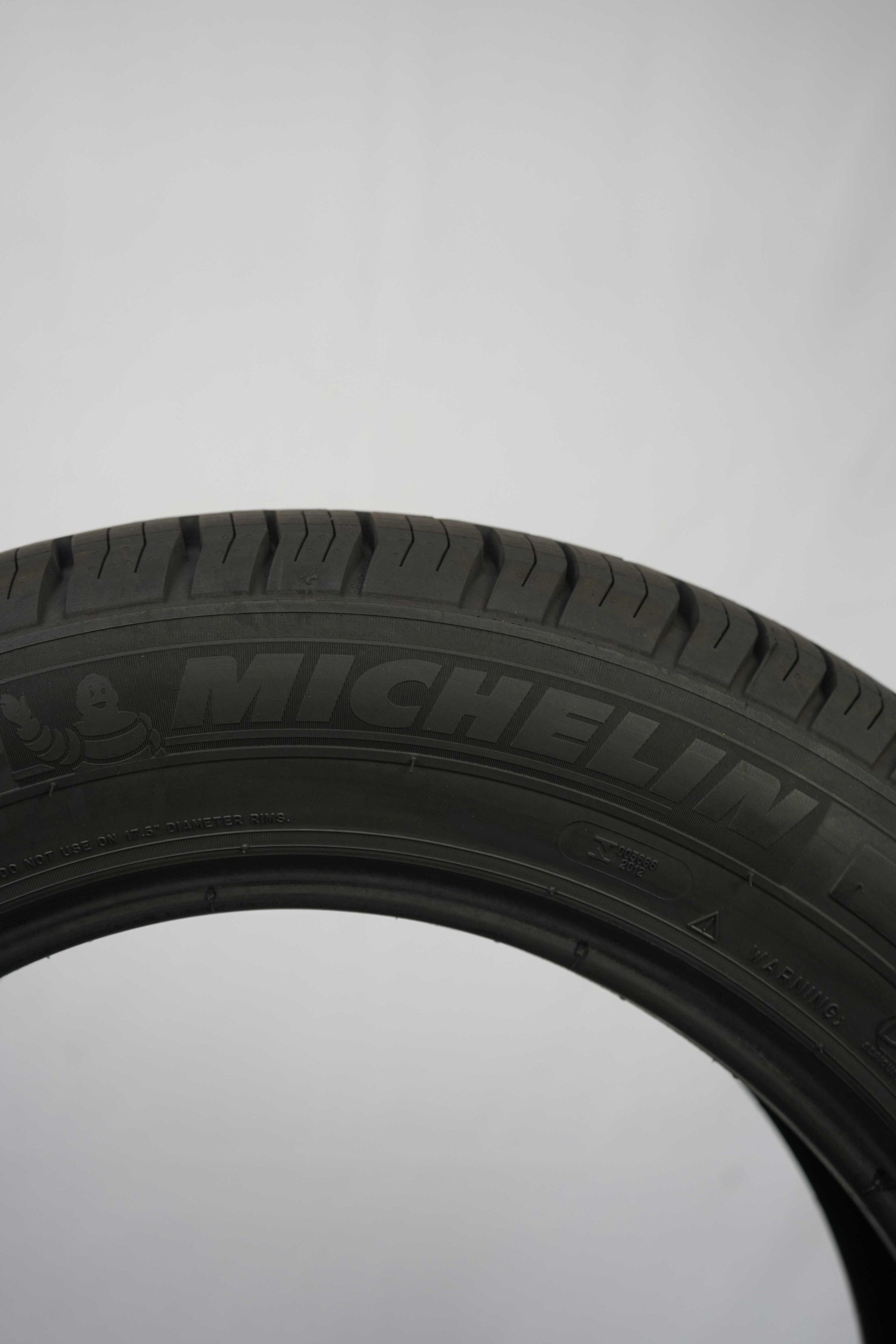 Sommerreifen-Michelin-Agilis-215-60-R17C-104-102H-1_(2)