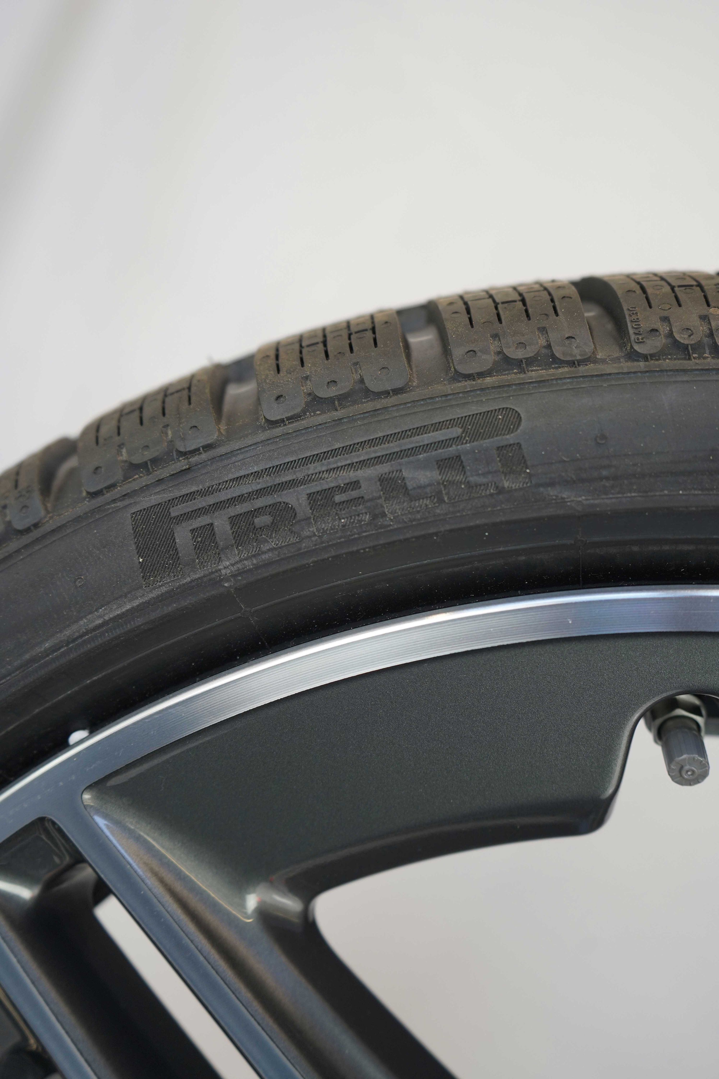 Winterkomplettradsatz-Mercedes-Benz-A177-A-Klasse-A1774012300-Alufelge-Winterreifen-Pirelli-PZEROWinter-245-35-R19-93V-1