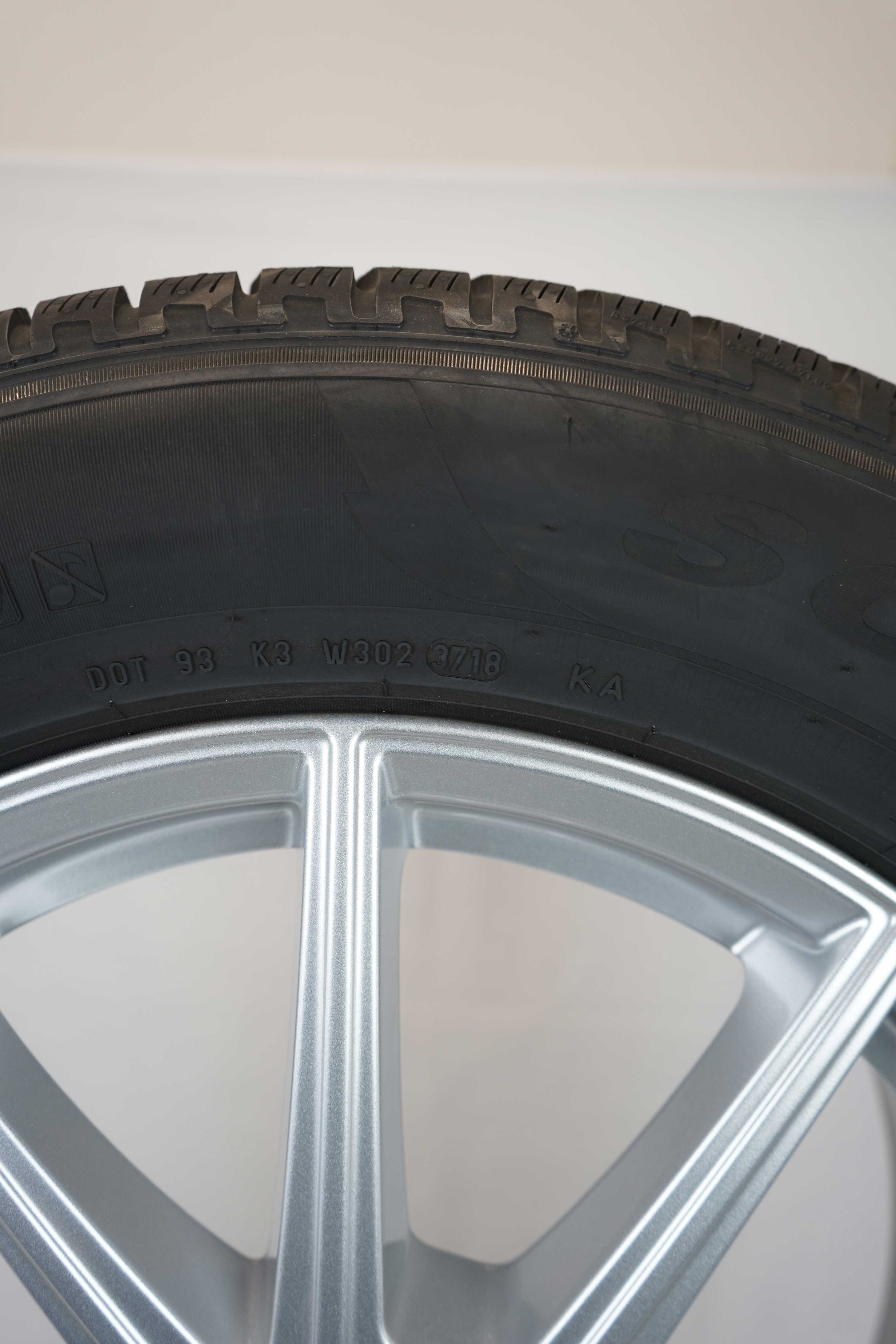 Winterkomplettradsatz-Mercedes-Benz-GLE-A167-Winterreifen-Pirelli-ScorpionWinter-235-60-R18-103H-5