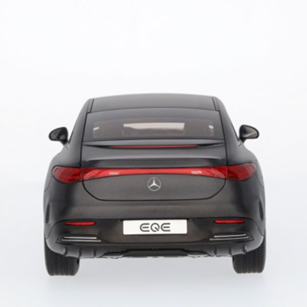 B66961108_mercedes-benz_eqe_modellauto_rosier-onlineshop5