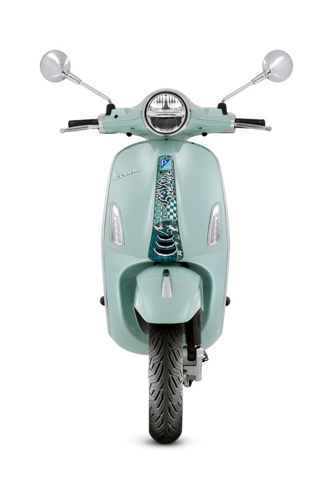 Vespa primavera batik 125 cc frontale 683x1024 1024x1024